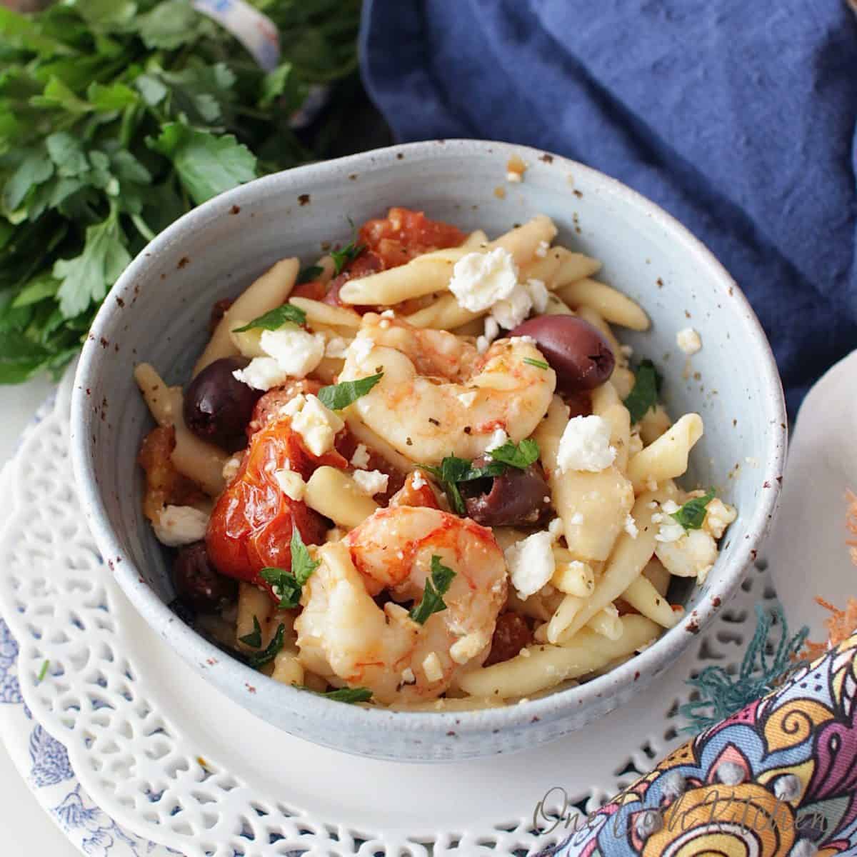 https://onedishkitchen.com/wp-content/uploads/2018/05/mediterranean-shrimp-pasta-one-dish-kitchen-4-1200x1200.jpg