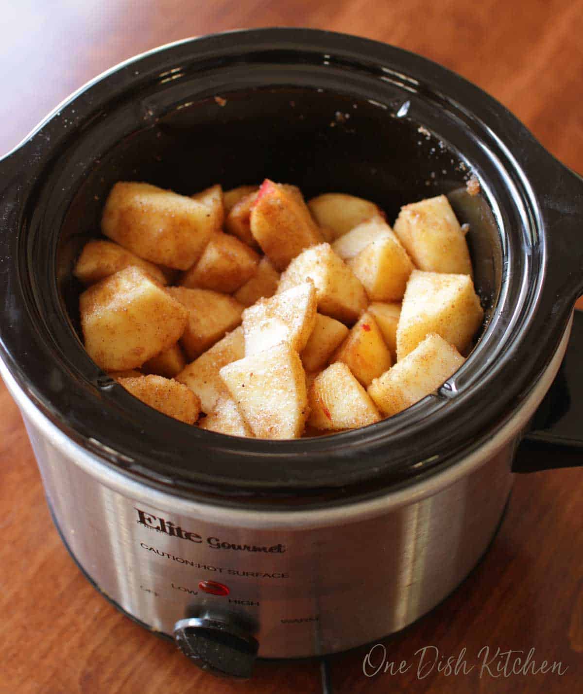 Sliced apples in a slow cooker.