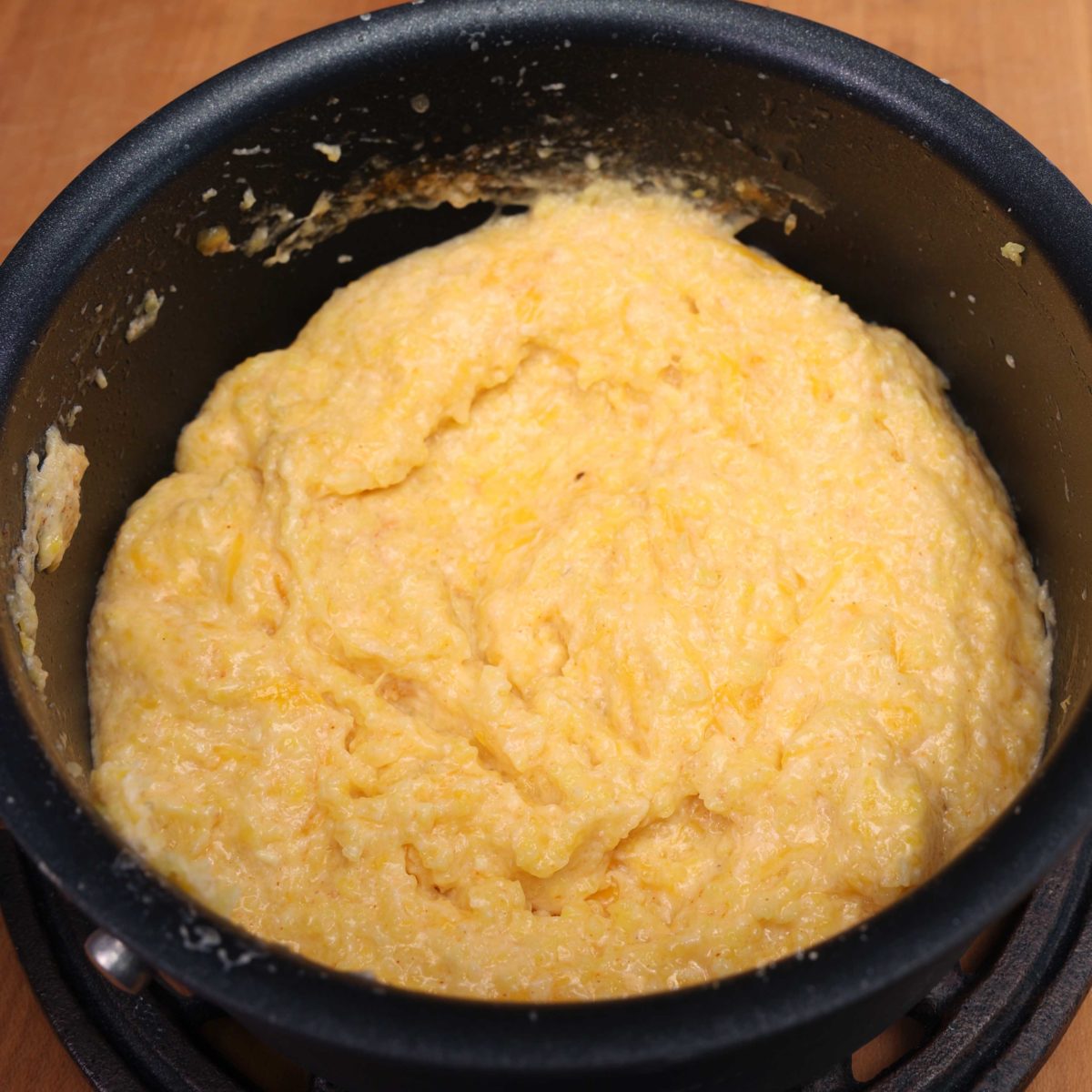 a black pot filled with cheese grits