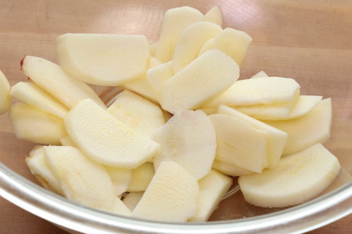 apple slices in a large mixing bowl.