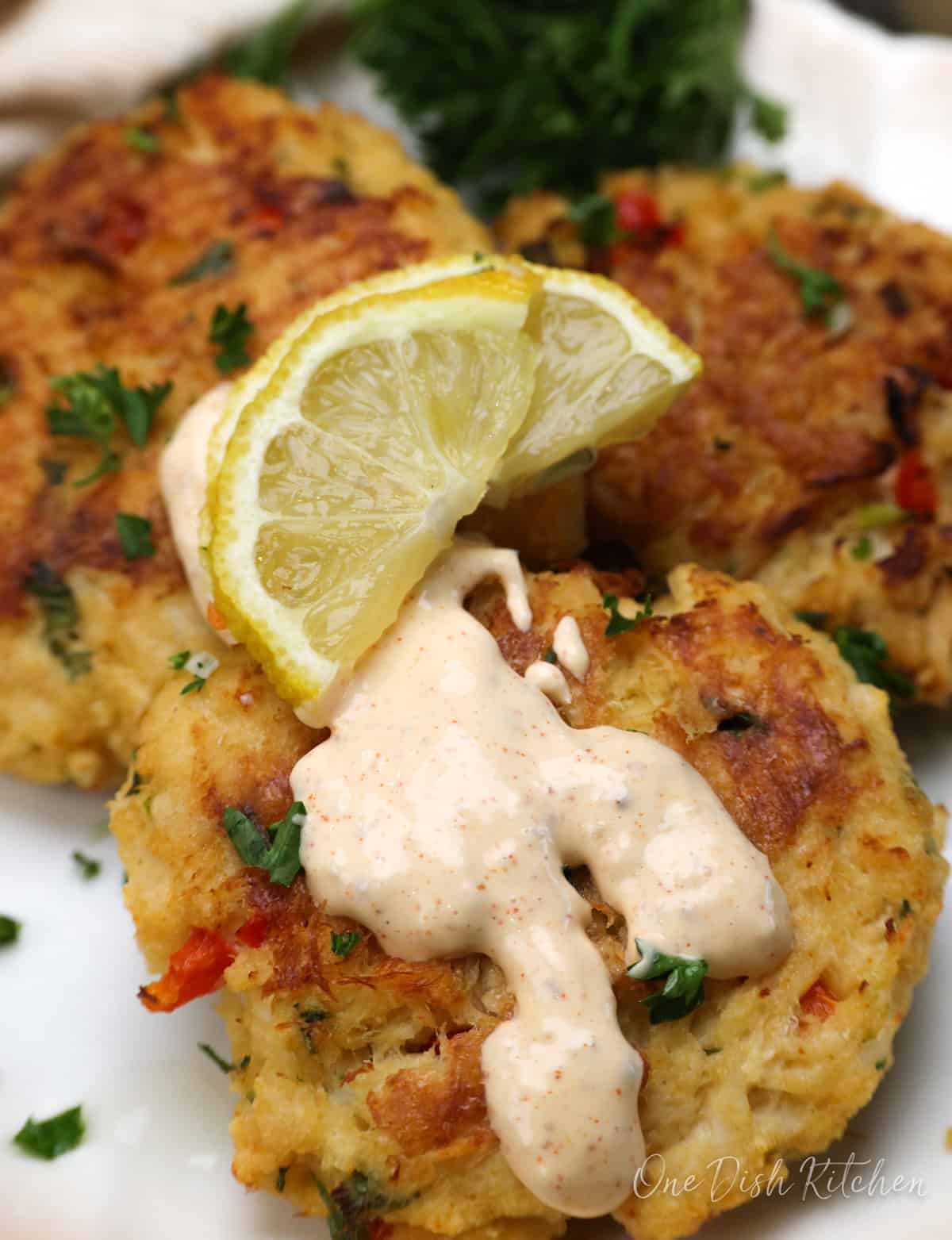 a crab cake topped with remoulade sauce.