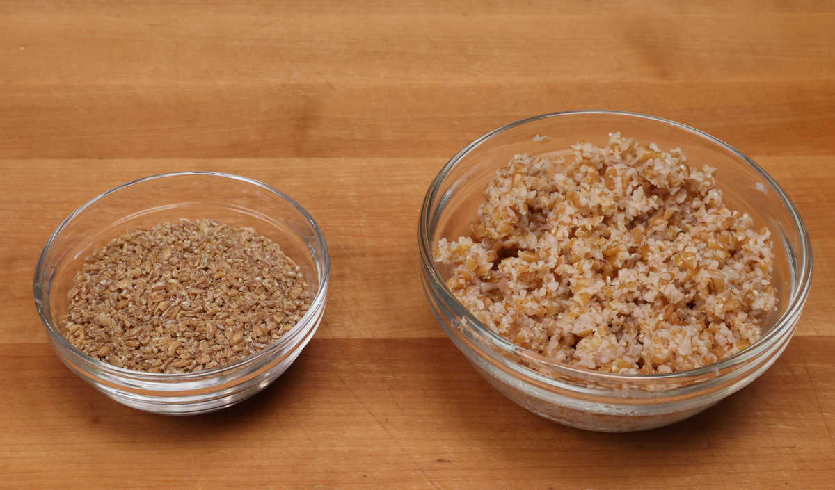 a bowl of uncooked bulgur wheat next to a bowl of cooked bulgur.