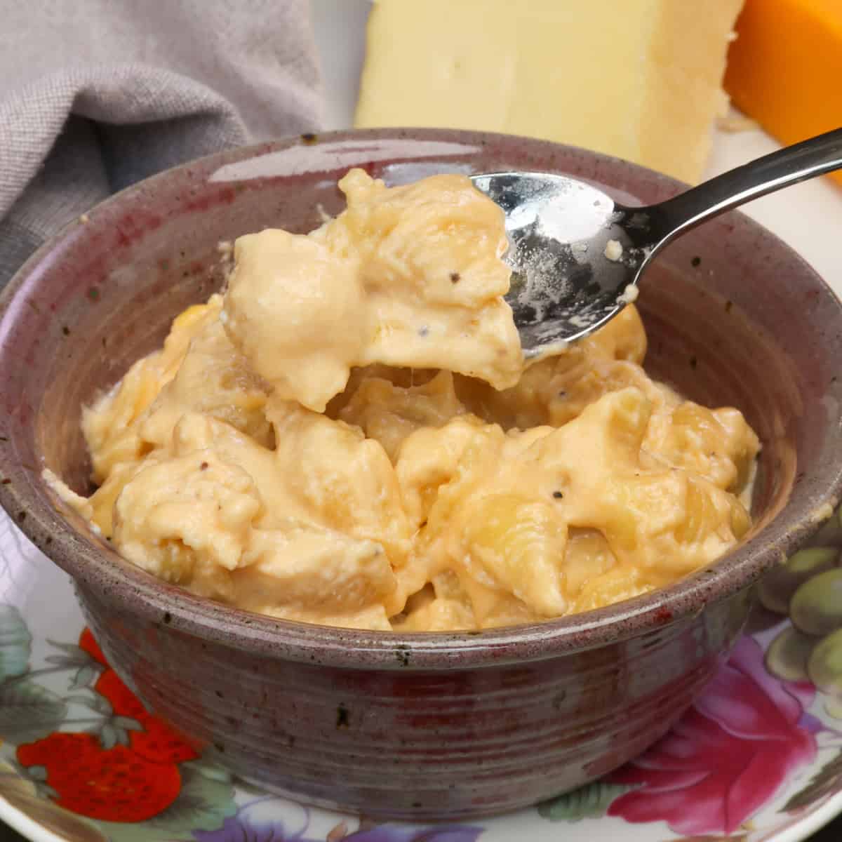 a small bowl of macaroni and cheese made with shells.
